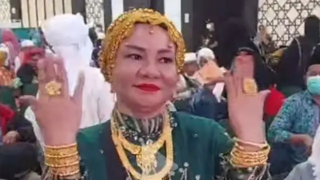 Emak-emak asal Makassar pulang haji malah pamer perhiasan emas
