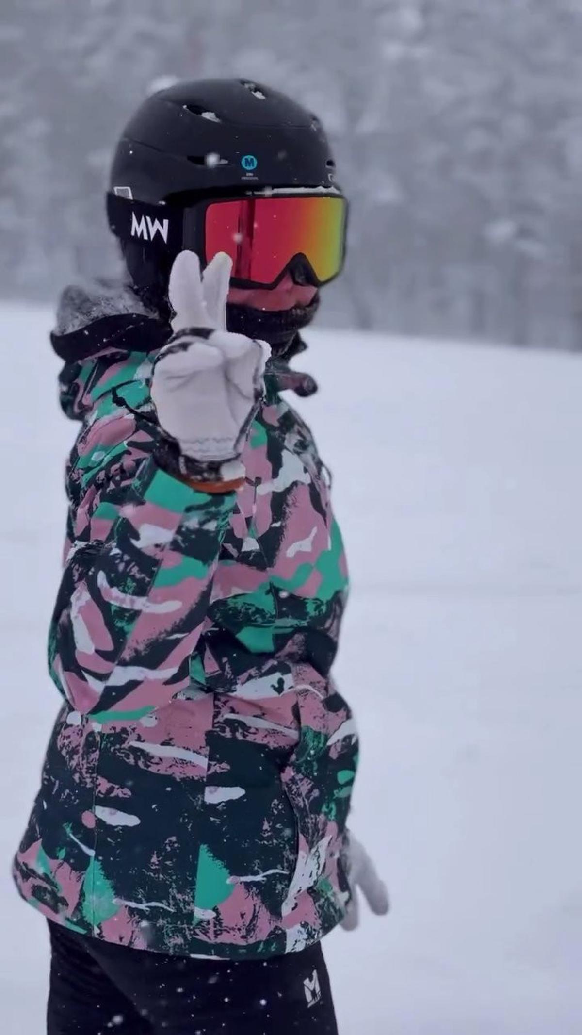 8 Potret Natasha Wilona Lakukan Snowboard di Tengah Salju, Aksinya Keren