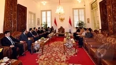 Presiden Joko Widodo menerima perwakilan delegasi Republik Rakyat Tiongkok (RRT) di Istana Merdeka, Jakarta, Selasa (3/2/2015).  Pertemuan ini membahas masalah perekonomian kedua negara. (Liputan6.com/Faizal Fanani)