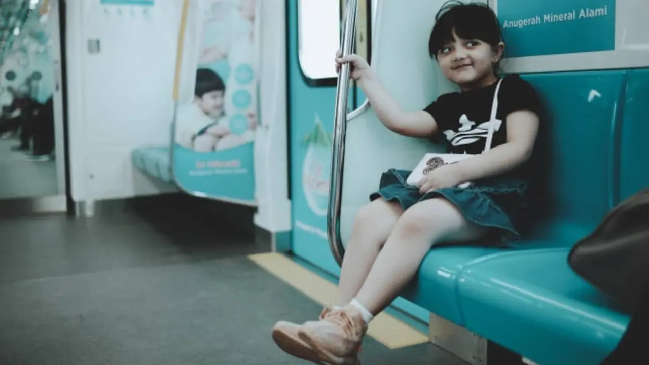 Potret Arsy Hermansyah Belajar Naik MRT