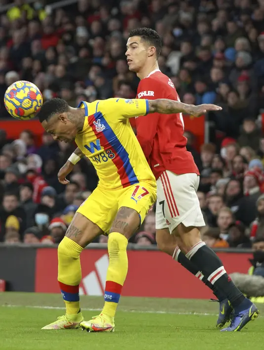 Pemain Crystal Palace Nathaniel Clyne (kiri) menyundul bola di depan pemain Manchester United Cristiano Ronaldo pada pertandingan Liga Inggris di Stadion Old Trafford, Manchester, Inggris, 5 Desember 2021. Manchester United menang 1-0. (AP Photo/Jon Super)