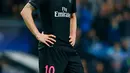 Penyerang PSG, Zlatan Ibrahimovic tertunduk lesu usai timnya dikalahkan City di leg kedua liga Champions di Etihad Stadium, Inggris (13/4). City menang atas PSG dengan skor 1-0. (Reuters/Jason Cairnduff)