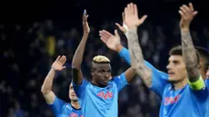 Pemain Napoli, Victor Osimhen, merayakan kemenangan atas Eintracht Frankfurt pada laga Liga Champions di Stadion Diego Armando Maradona, Kamis (16/3/2023). Napoli menang dengan skor 3-0. (AP Photo/Gregorio Borgia)