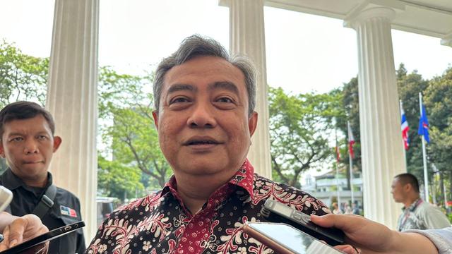 Direktorat Jenderal Kerjasama Amerika dan Eropa Kementerian Luar Negeri Umar Hadi saat ditemui sejumlah media di Gedung Pancasila, Kementerian Luar Negeri, Senin (14/8/2023). (Liputan6.com/Benedikta Miranti)