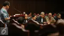 Bambang Widjojanto mendengarkan saksi ahli saat sidang Uji Materi UU KPK di Mahkamah Kontitusi, Jakarta, Selasa (23/6/2015). Sidang menghadirkan dua saksi ahli guna menguji materi UU No.30 Tahun 2002. (Liputan6.com/Faizal Fanani)