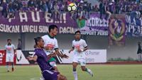 Striker PSS, Qiscil Gandrum Miny (putih), berebut bola dengan Ledy Utomo. (Bola.com/Ronald Seger Prabowo)