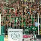 Kelompok suporter PSMS, PSMS Fans Club (PFC), saat mendukung tim kesayangan melawan PSIS di Stadion Kebondalem, Kendal, Kamis (21/9/2017). (Bola.com/Ronald Seger)