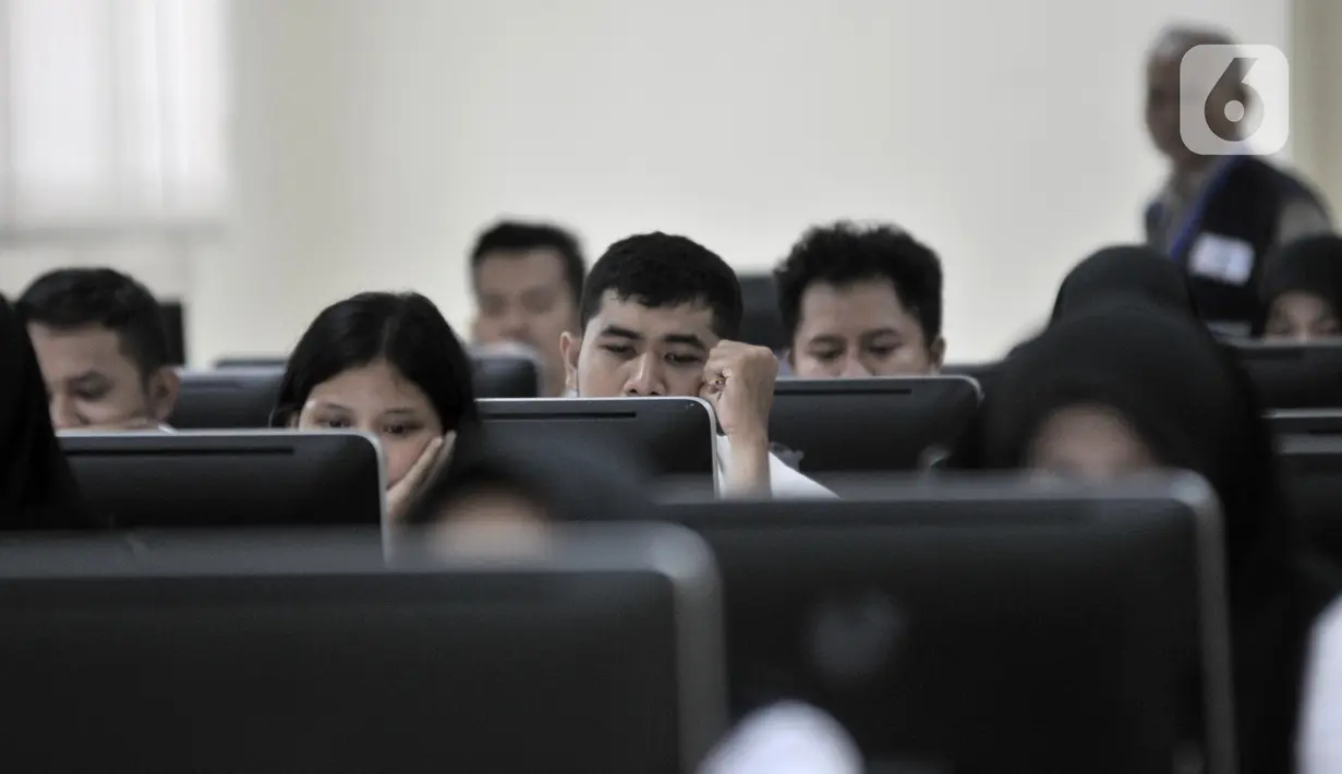 Ekspresi peserta saat mengikuti Seleksi Kompetensi Dasar (SKD) berbasis Computer Assisted Test (CAT) untuk CPNS Kementerian Agraria Tata Ruang/Badan Pertanahan Nasional (ATR/BPN) di Kantor BKN Regional V, Jakarta, Senin (27/1/2020). Seleksi berlangsung 27-31 Januari 2020. (merdeka.com/Iqbal Nugroho)