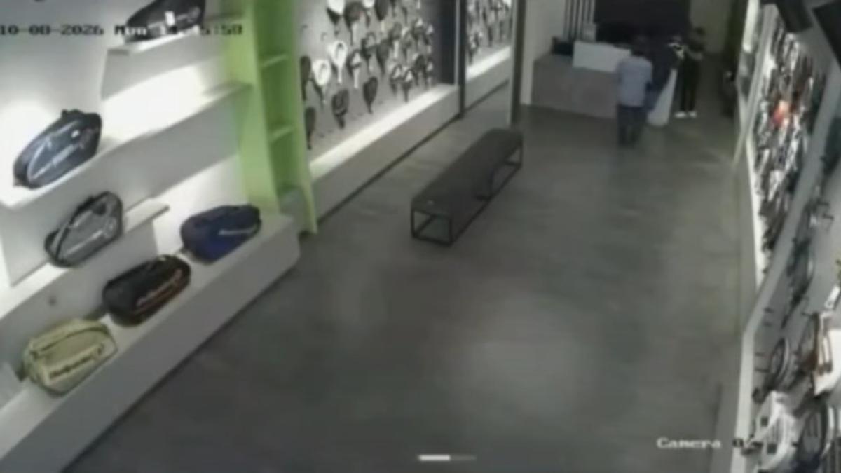 Aksi 2 Pria Curi Raket Padel di Jakbar Terekam CCTV