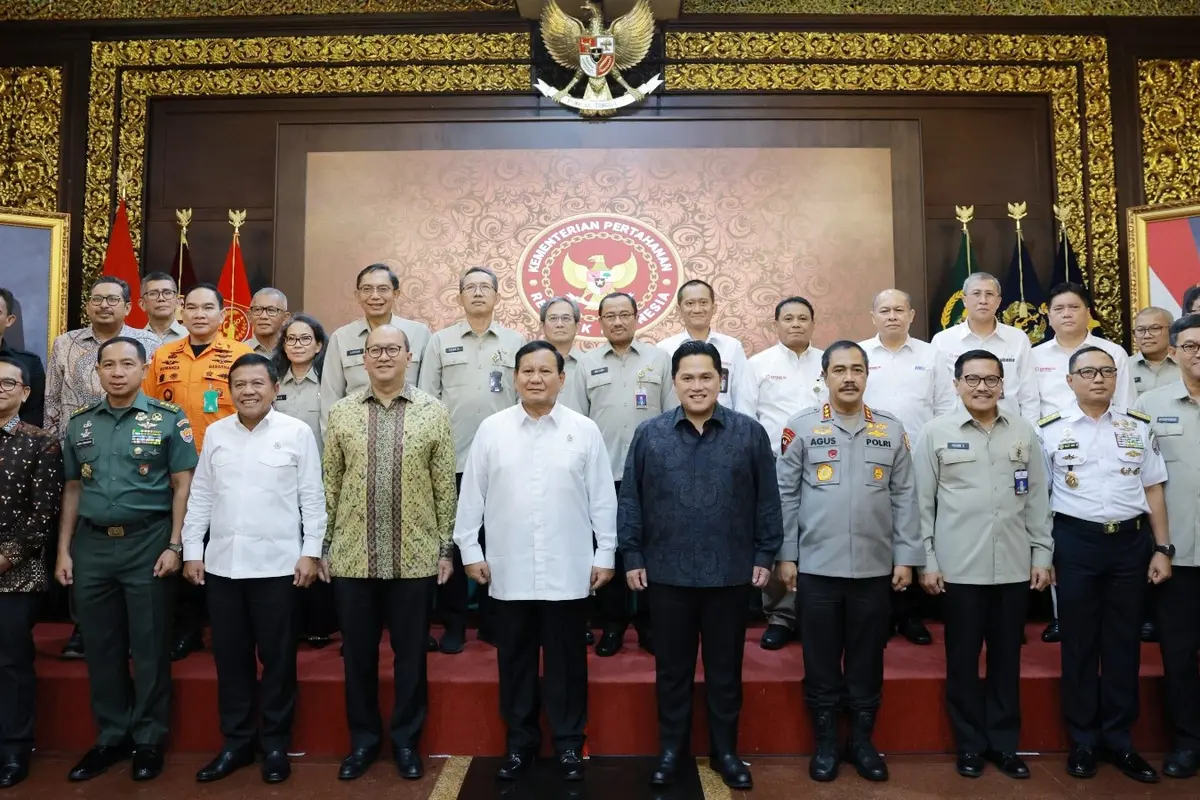 Menhan RI Prabowo Subianto selaku Ketua Harian Komite KKIP memimpin rapat