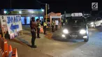 Polisi mengatur lalu lintas kendaraan pemudik yang melintasi Jembatan Kalikuto pada ruas tol fungsional Batang - Semarang, Rabu (20/6). Sebagian arus lalu-lintas di tempat ini dialihkan ke pantura untuk memecah kemacetan. (Liputan6.com/Gholib)