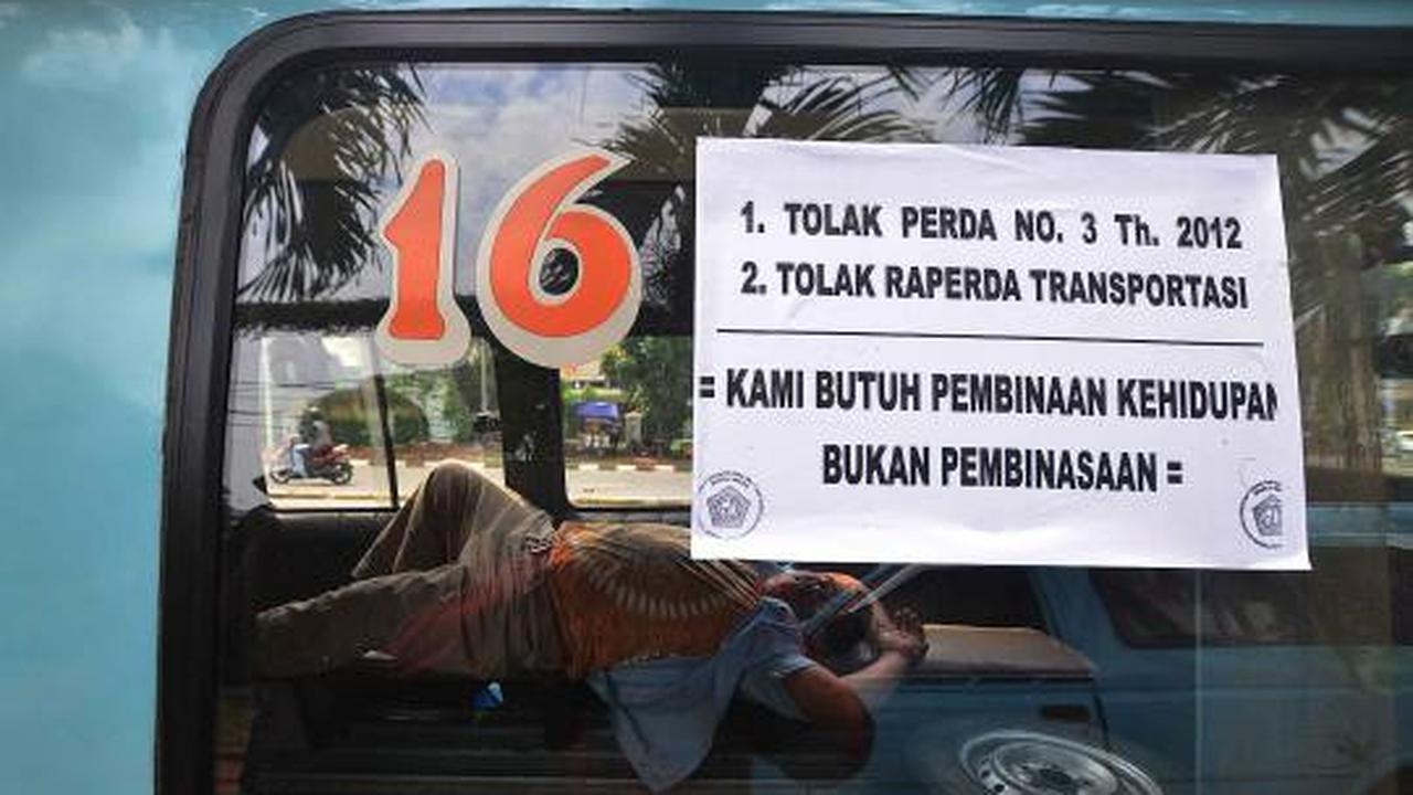 Di tengah aksi mogok, sopir angkot tertidur pulas