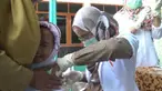 Orangtua dan guru harus turun tangan membujuk para siswa agar mau diimunisasi.