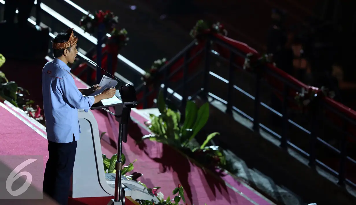 Presiden Joko Widodo memberikan sambutan pembuka PON XIX Jabar di Stadion Gelora Bandung Lautan Api, Bandung, Sabtu (18/9). PON XIX Jabar digelar di 61 venues di 16 Kota dan Kabupatan se Jawa Barat. (Liputan6.com/Helmi Fithriansyah)