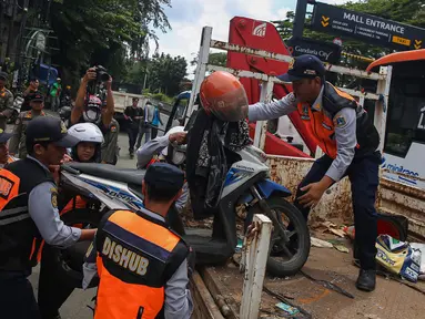 Suku Dinas Perhubungan Jakarta Selatan bersama instansi terkait menggelar operasi tertib trotoar di kawasan Gandaria dan Pondok Indah, Jakarta Selatan, Selasa (18/3/2025). (Liputan6.com/Angga Yuniar)