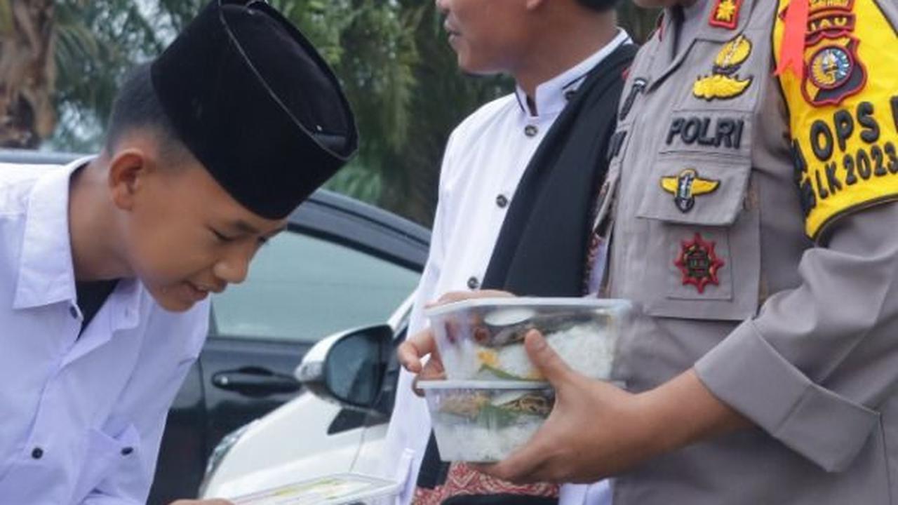 Kapolres Inhu Beri Makan Siang untuk Jemaah dan Santri, Bayar Pakai Doa agar Pemilu Aman