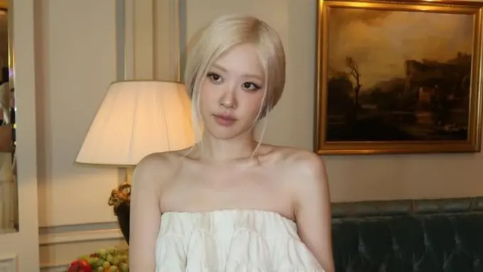 Momen Rose BLACKPINK hadiri Paris Fashion Week. (credit:River Callaway/instagram.com/roses_are_rosie