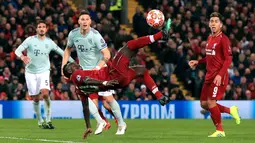 Gelandang Liverpool Sadio Mane melakukan tendangan salto ke gawang Bayern Munchen pada leg pertama babak 16 besar Liga Champions di Anfield, Liverpool, Inggris, Selasa (19/2). Pertandingan berakhir 0-0. (Peter Byrne/PA Wire/PA via AP)