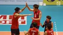 Pemain Timnas voli putra Korea Selatan merayakan poin saat melawan Kazakhstan pada 8 besar grup E Kejuaraan Voli Asia 2017 di GOR Tri Dharma, Gresik, Sabtu (29/7). Korea Selatan unggul 3-1 (25-18, 23-25, 25-23, 25-13). (Liputan6.com/Helmi Fithriansyah)