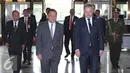 Gubernur Bank Indonesia (BI) Agus Martowardojo berjalan bersama Presiden Finlandia Sauli Niinisto, Jakarta (4/11). Dalam kunjungan tersebut gubernur BI membahas persoalan Ekonomi antara kedua negara untuk menjalin kerjasama. (Liputan6.com/Angga Yuniar)