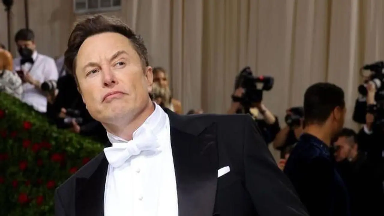 Gandeng Ibu, Ini 7 Potret Elon Musk dengan Busana Klasik di Met Gala 2022