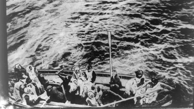 Korban selamat kapal Titanic menggunakan sekoci menuju Carpathia