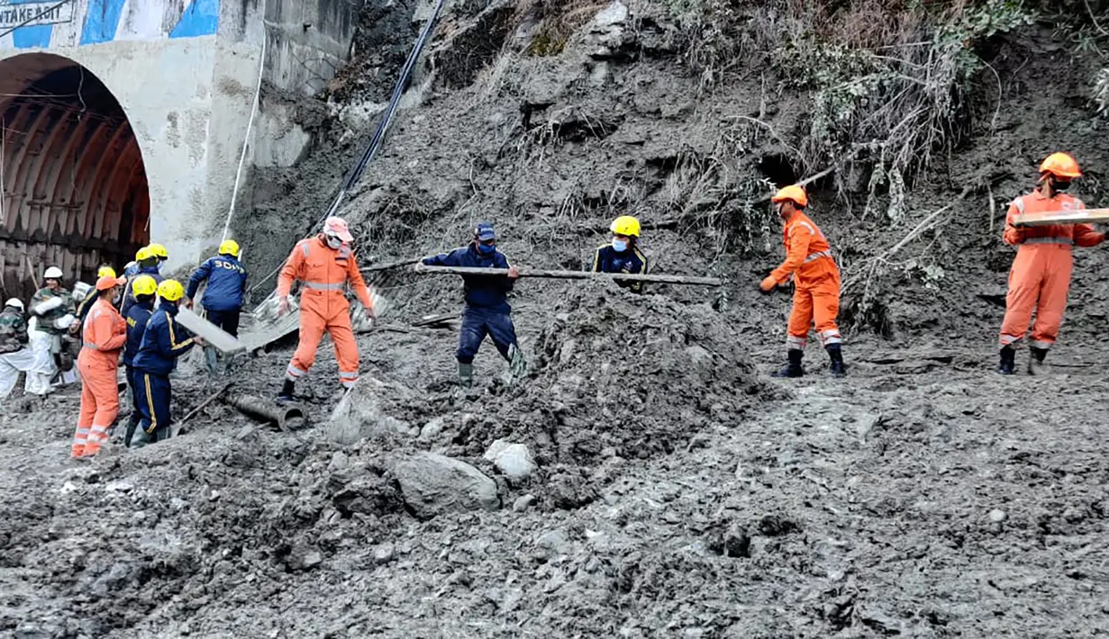 Personel NDRF bersiap menyelamatkan pekerja di salah satu proyek pembangkit listrik tenaga air di desa Reni di distrik Chamoli, negara bagian Uttrakhund, India (8/2/2021). Upaya penyelamatan 37 orang dilakukan setelah sebagian dari gletser pecah, (National Disaster Response Force via AP)