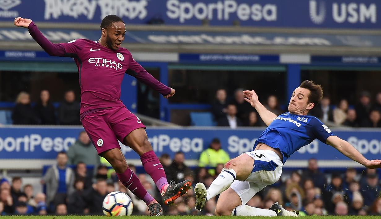 Raheem Sterling menutup kemenangan Manchester City dengan gol cantiknya ke gawang Everton pada lanjutan Premier League di Goodison Park, Liverpool, (31/3/2018). Manchester City menang 3-1. (AFP/Paul Ellis)