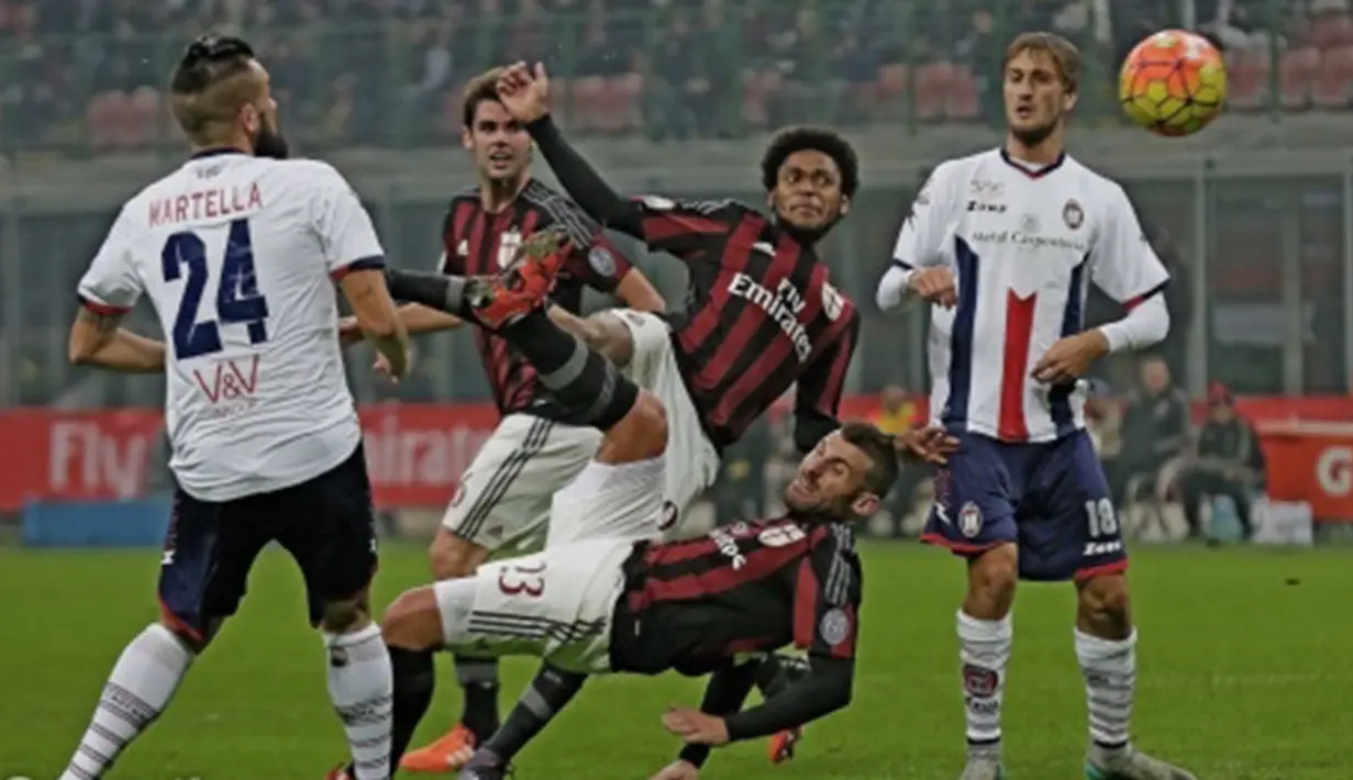 Pemain AC Milan, Luiz Adriano dan Antonio Nocerino (tengah) berebut bola dengan para pemain  Crotone pada laga Piala Italia di Stadion San Siro, Rabu (2/12/2015) dini hari WIB. AC Milan menang 3-1. (Photo/Acmilan.com)