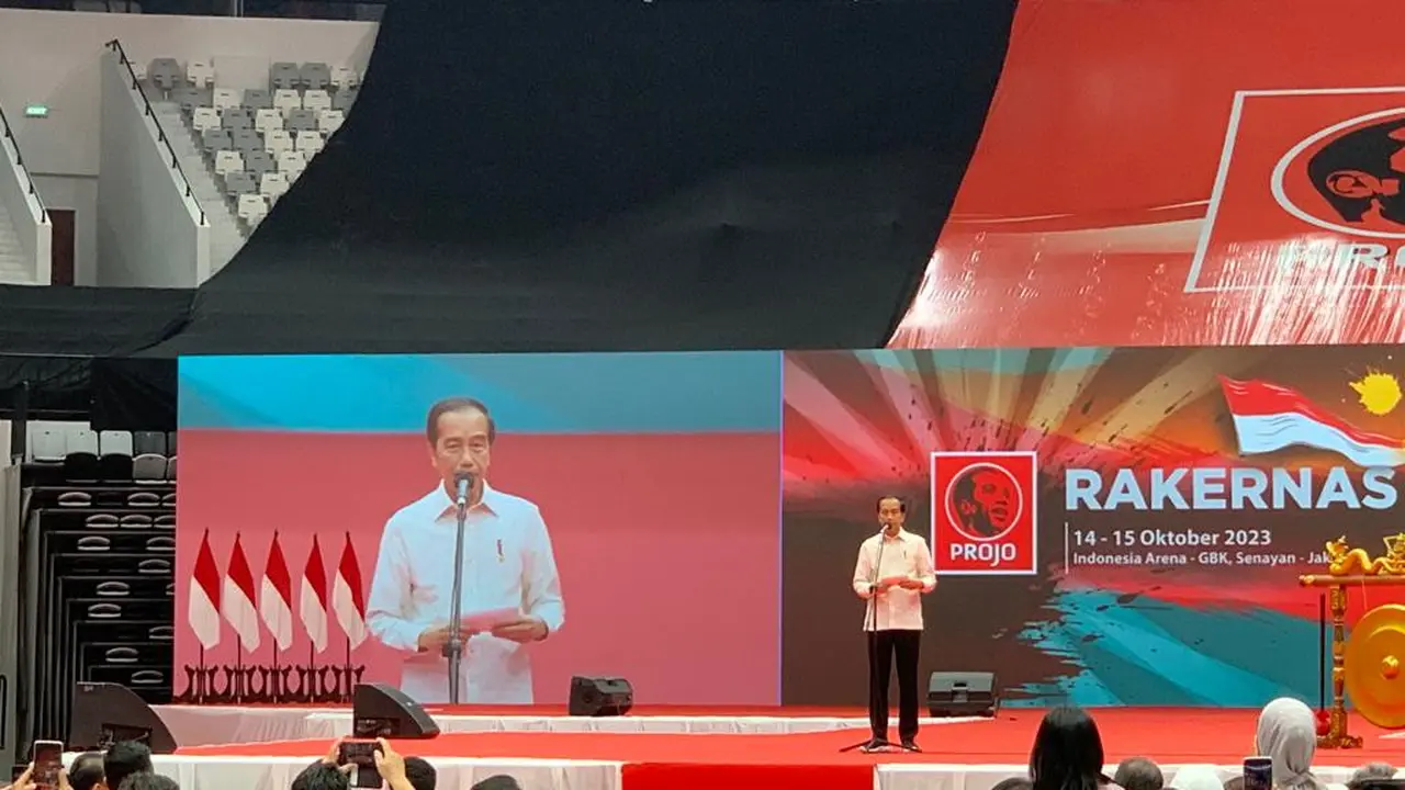 Presiden Joko Widodo (Jokowi) membuka Rakernas VI Projo yang digelar di Indonesia Arena, Gelora Bung Karno, Senayan, Sabtu (14/10/2023). (Liputan6.com/Delvira Hutabarat)