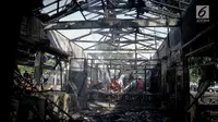 Petugas pemadam kebakaran melakukan pendinginan di lokasi kebakaran yang melanda Stasiun Klender, Jakarta Timur, Jumat (19/5). Tidak ada korban jiwa dalam kebakaran yang diduga berasal dari korsleting listrik tersebut. (Liputan6.com/Faizal Fanani)