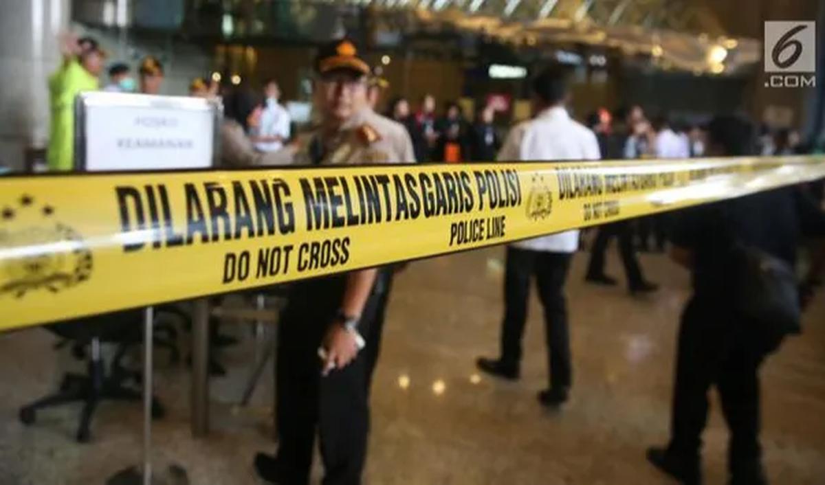 Di saat bersamaan, korban melintas membelakangi loader sambil membawa tumpukan kardus berisi tomat.