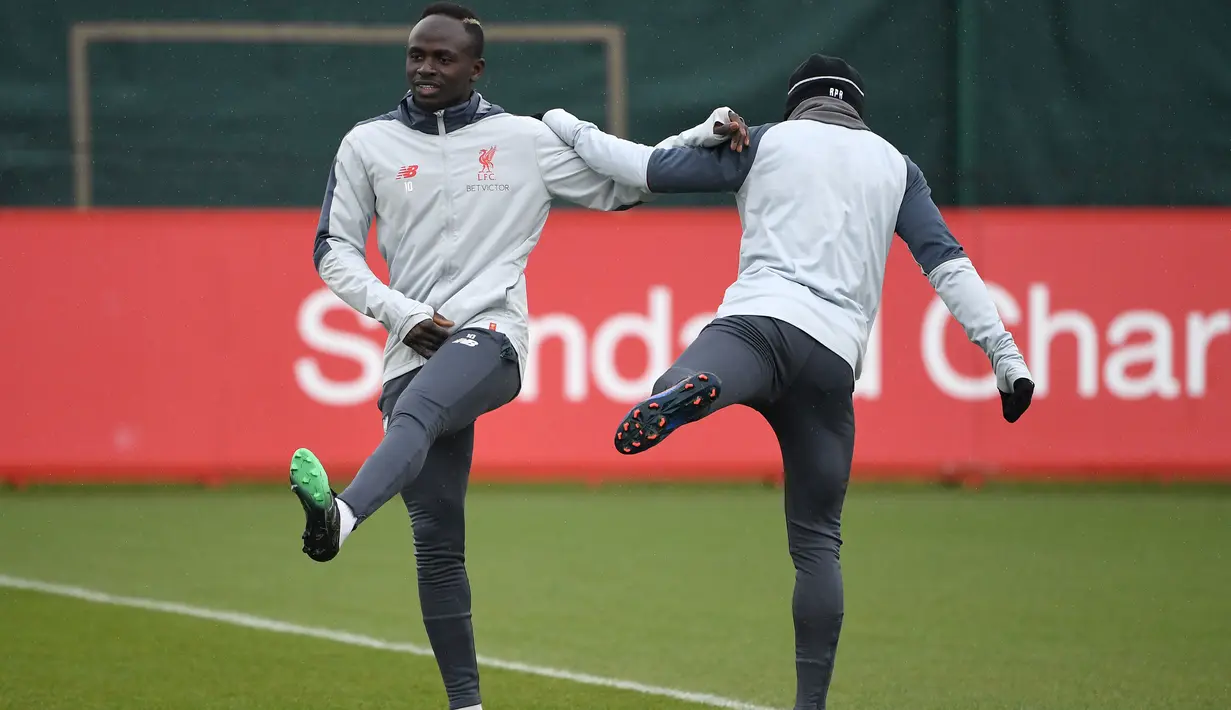 Penyerang Liverpool, Sadio Mane melakukan pemanasan selama sesi latihan tim Melwood di Liverpool, Inggris (16/4). Pada leg pertama Liverpool menang 2-0 atas Porto di Anfield Stadium. (AFP Photo/Paul Ellis)