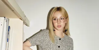 Sebagai KPop Idol, Song Yuqi punya ciri khas gaya vibrant yang jadi panutan Gen Z. Tampilan ini terlihat di kampanye terbaru Tory Burch untuk Pre-Fall 2025. [Tory Burch]