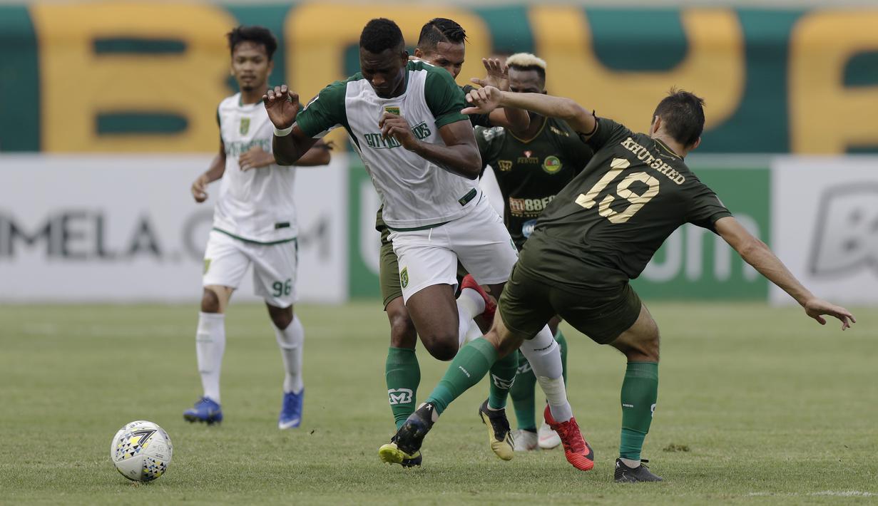 Striker Persebaya, Amido Balde, berusaha melewati hadangan pemain Tira Persikabo pada laga Piala Presiden 2019 di Stadion Si Jalakl Harupat, Soreang, Bandung, Selasa (12/3). Persebaya bermain imbang 0-0  atas Tira Persikabo. (Bola.com/Yoppy Renato)