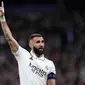 Pemain Real Madrid Karim Benzema melakukan selebrasi usai mencetak gol ke gawang Liverpool pada pertandingan sepak bola leg kedua babak 16 besar Liga Champions di Stadion Santiago Bernabeu, Madrid, Spanyol, 15 Maret 2023. Real Madrid mengamankan tiket ke perempat final dengan agregat 6-2 atas Liverpool. (AP Photo/Bernat Armangue)