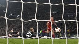 Pemain AS Roma, Paulo Dybala (kanan) mencetak gol pertama timnya ke gawang Brighton setelah memanfaatkan umpan trobos ciamik Leandro Paredes pada laga leg pertama 16 besar Liga Europa 2023/2024 di Olympic Stadium, Roma, Italia, Jumat (08/03/2024) dini hari WIB. (AP Photo/Andrew Medichini)