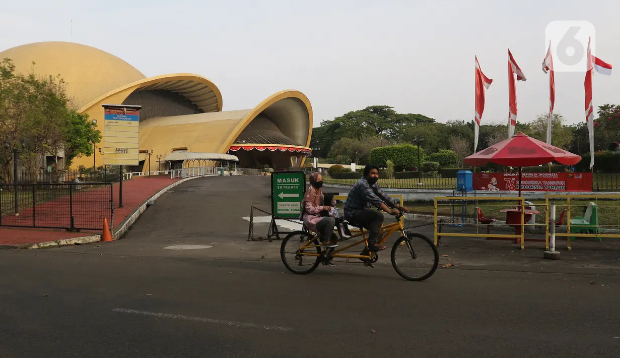 Warga berolahraga sore di kawasan Taman Mini Indonesia Indah, Jakarta, Minggu (22/8/2021). TMII kembali dibuka mulai 06.00-18.00 WIB namun terbatas hanya untuk kegiatan berolahraga outdoor atau luar ruangan dan dengan syarat menunjukkan sertifikat vaksinasi covid-19. (Liputan6.com/Herman Zakharia)