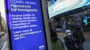 Sejumlah orang berjalan melewati papan elektronik yang menunjukkan informasi mengenai pengujian COVID-19 di Times Square di New York, Amerika Serikat (AS), pada 18 November 2020. Angka kematian akibat COVID-19 di AS melampaui 250.000 kasus pada Rabu (18/11). (Xinhua/Wang Ying)