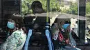 Warga Israel mengenakan masker di dalam bus, setelah pihak berwenang memperketat pembatasan, di Yerusalem, Kamis (19/8/2021). Pemerintah setempat kembali memperketat perbatasan pada Rabu (18/8) saat Israel mencatat angka infeksi harian Covid-19tertinggi sejak Januari. (MENAHEM KAHANA/AFP)
