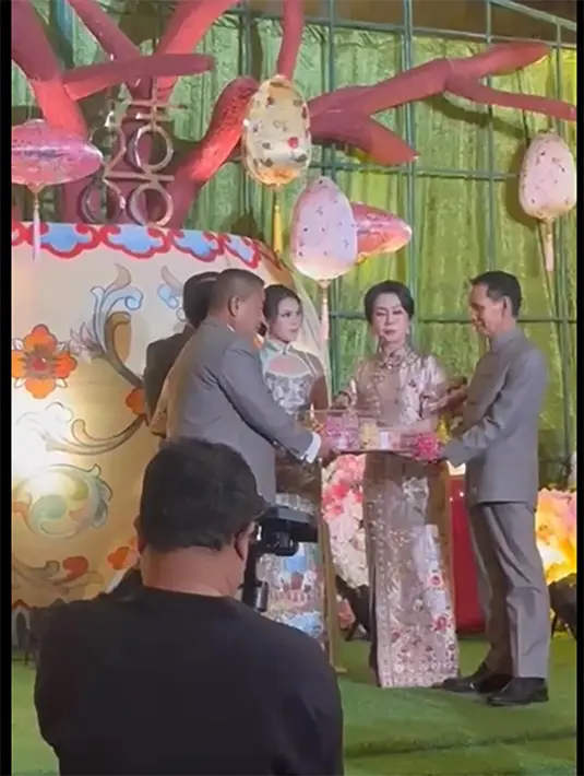 Tunangan anak Hotman Paris di gelar di Hotel Mulia, Bali. Berikut beberapa potretnya yang juga ada prosesi Sangjit. Melansir dari Wikipedia, sangjit adalah ritual pertunangan dalam tradisi Tionghoa-Indonesia. [Instagram/hotmanparisofficial]