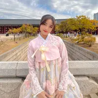 Cek di sini tampilan Fuji di Korea dengan wajah glowing-nya.