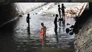 Sejumlah anak bermain sambil mencari ikan di Kali Pancoran, Jakarta, Jumat (14/9). Kondisi kali yang kotor tidak menyurutkan niat anak-anak tersebut untuk tetap bermain, meskipun berbahaya bagi kesehatan mereka. (Liputan6.com/Immanuel Antonius)