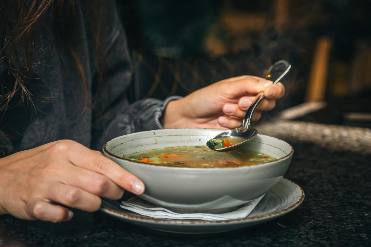 Ilustrasi Makan Sup