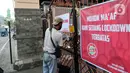 Kurir mengantarkan paket di kawasan Intan Berduri, Sumur Batu, Jakarta, Rabu (9/06/2021). Kelurahan Sumur Batu memberlakukan mikro lockdown di RT 1, RT 2 dan RT di RW 03 setelah 34 warga positif COVID-19. (Liputan6.com/Herman Zakharia)
