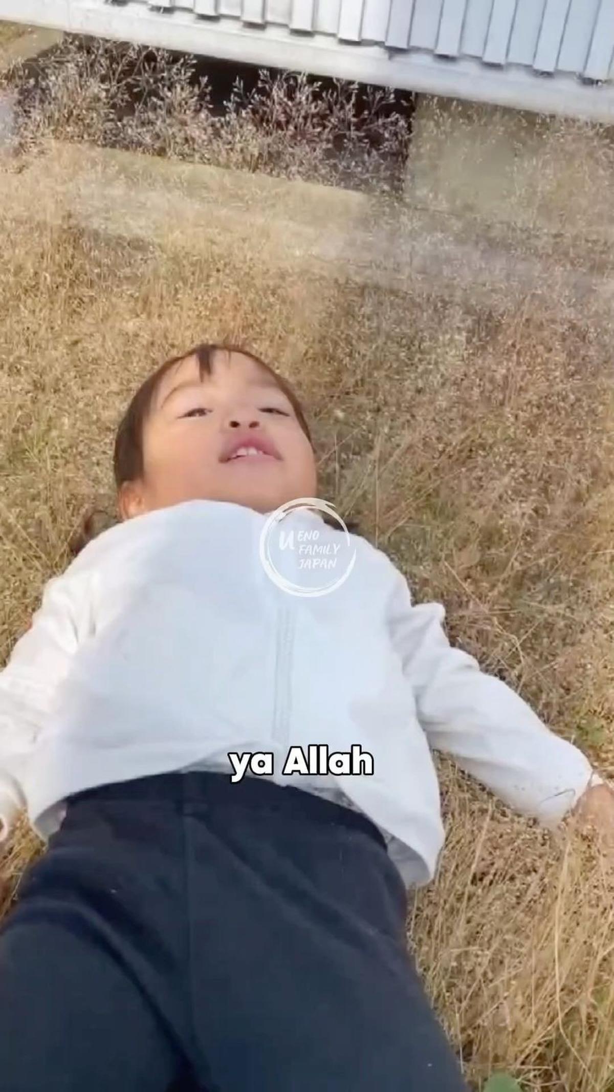 Ritsuki senang bermain di luar, sering berguling-guling di pasir dan terkadang terjatuh di semak rerumputan, yang sering kali menjadi bahan mainan dari sang ibu.&nbsp;