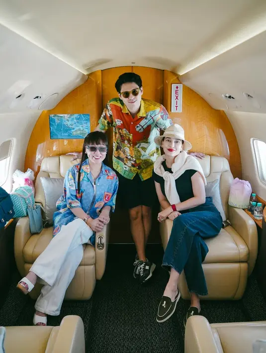 Dipadu dengan topi boho dan sweater nude yang diiikatkan di pada bagian bahu [@lunamaya]