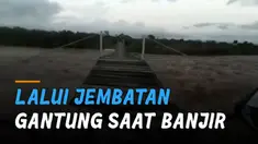 Aksi pemotor ini lalui jembatan gantung saat arus sungain kencang bikin ngilu.
