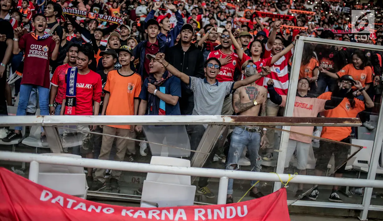 Penampakan pagar pembatas tribun penonton yang rusak saat pertandingan Shoppe Liga 1 antara Persija dengan Persib di SUGBK, Jakarta,  Rabu (10/7/2019). Suporter sepak bola merusak sejumlah pagar pembatas usai berakhirnya laga Persija kontra Persib. (Liputan6.com/Faizal Fanani)