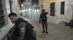 Polisi Israel menembak mati seorang pria yang diduga mencoba mencuri senjata seorang petugas di Kompleks Masjid Al Aqsa, Sabtu (31/3). (AP Photo/ Mahmoud Illean)